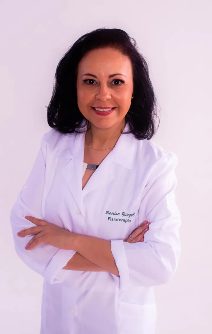 Dra. Denise Gurgel, fisioterapeuta pediátrica, de jaleco